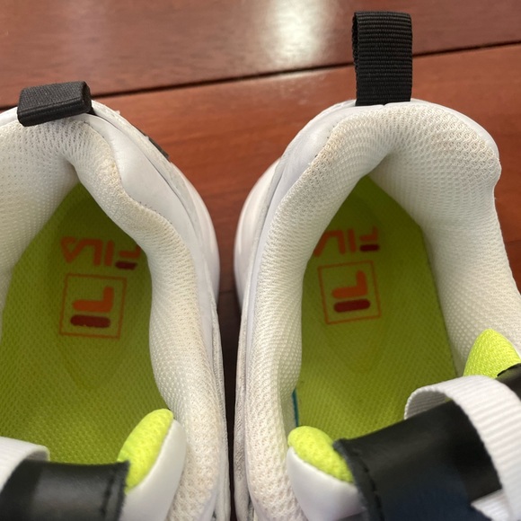 NWOT 8.5 Fila Sneakers - Picture 4 of 6